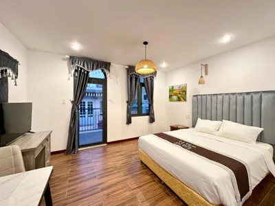 Doble Deluxe con balcón — BA TAM VU SUA Homestay